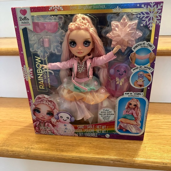 Rainbow High Winter Wonderland Bella Parker 2024 MGA NEW - Picture 1 of 2